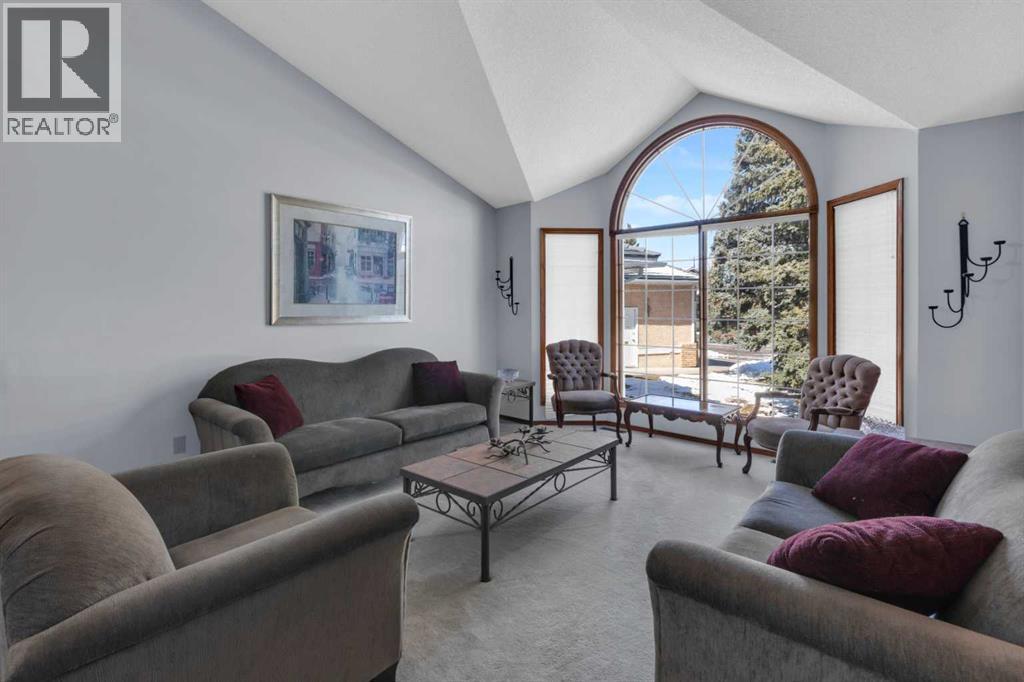 House for Sale in 220 Woodbrook Mews SW|Calgary, Alberta T2W4P8 3