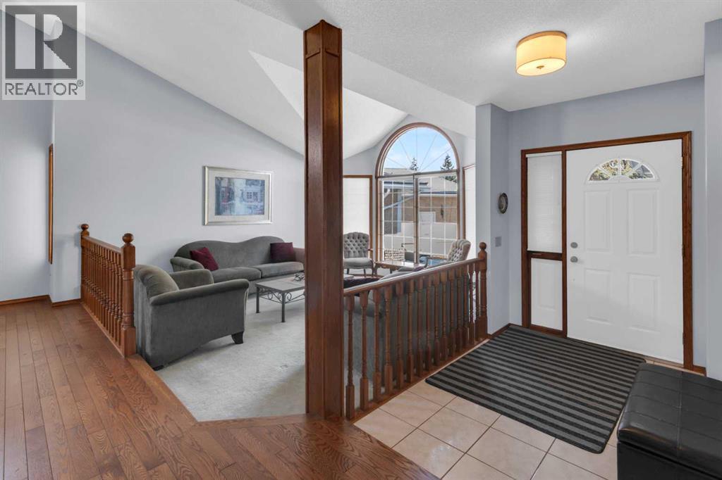 House for Sale in 220 Woodbrook Mews SW|Calgary, Alberta T2W4P8 2