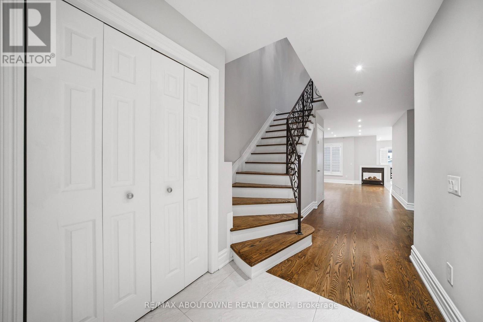 Row / Townhouse for Sale in 5129 BOARDWALK DRIVE|Mississauga (Hurontario), Ontario L5R3X7 3
