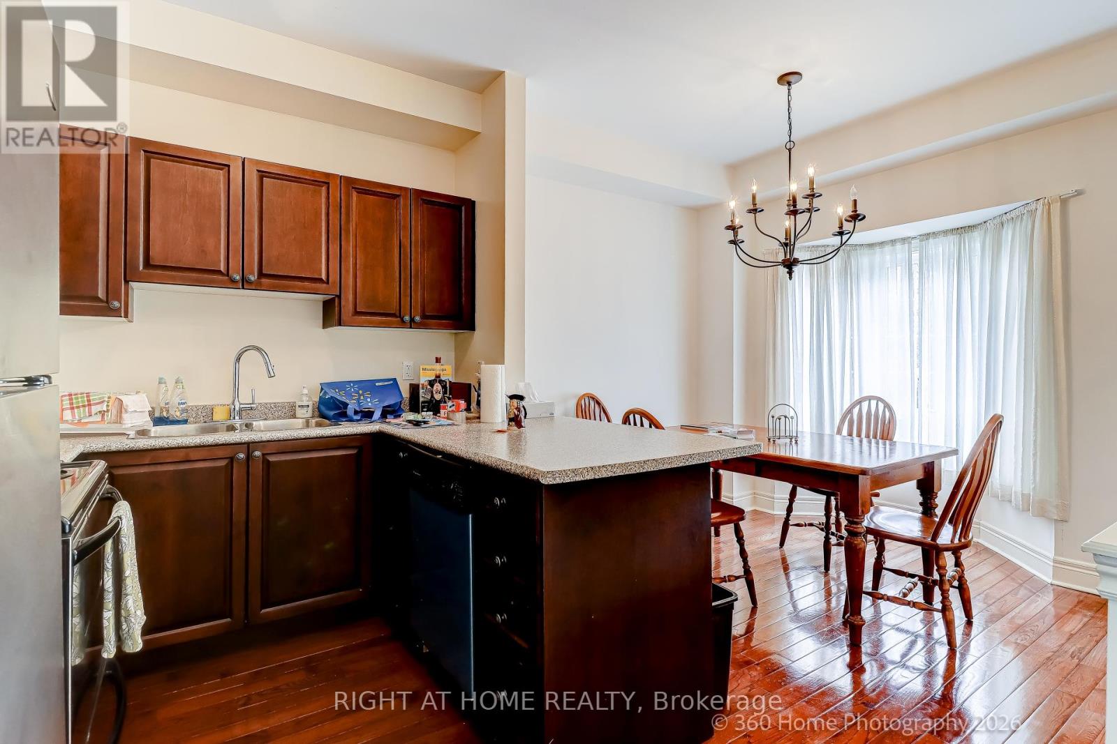 Row / Townhouse for Sale in 2 - 1130 CAWTHRA ROAD|Mississauga (Mineola), Ontario L5G4V7 5