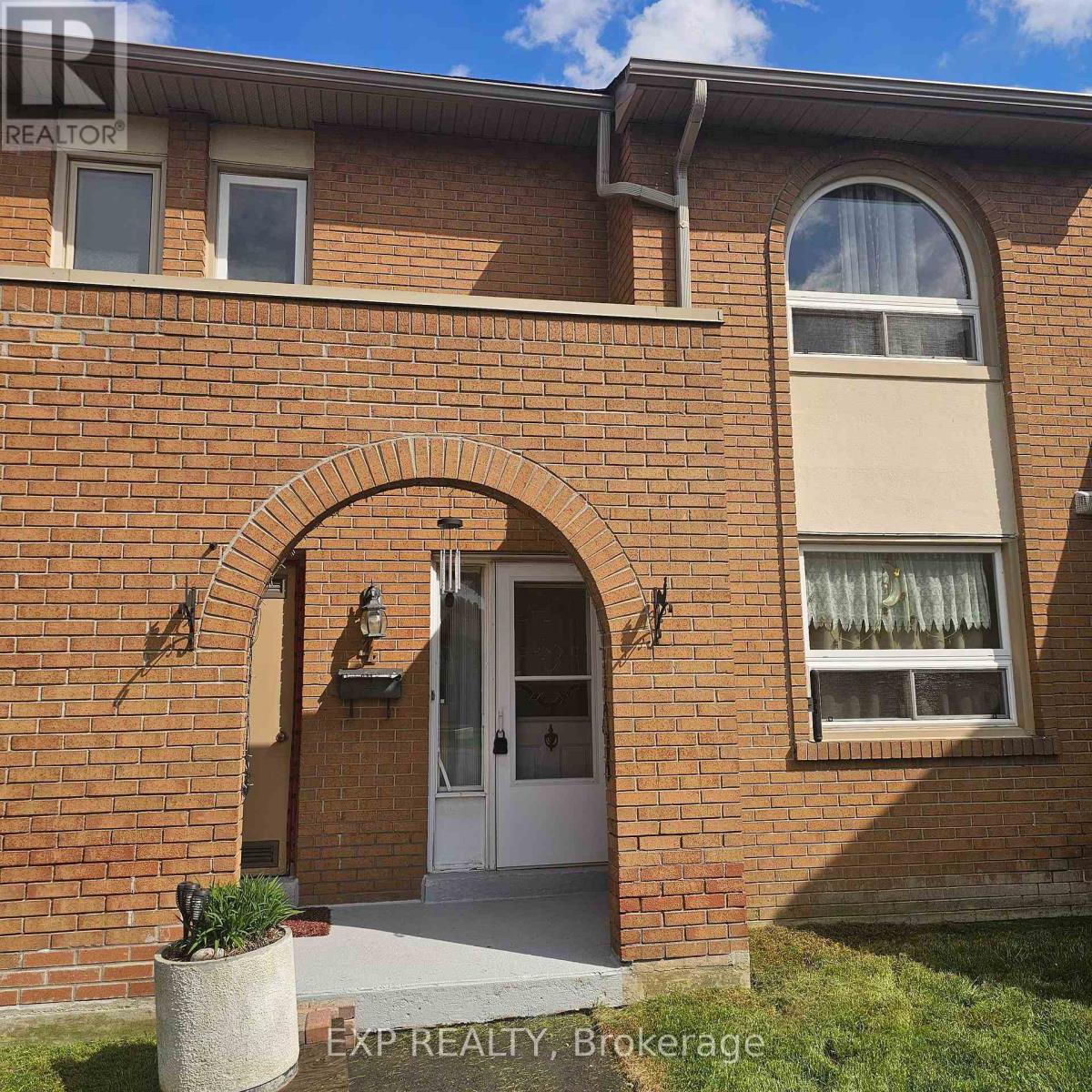 Row / Townhouse for Sale in 4 - 1180 MISSISSAUGA VALLEY BOULEVARD|Mississauga (Mississauga Valleys), Ontario L5A3M9
