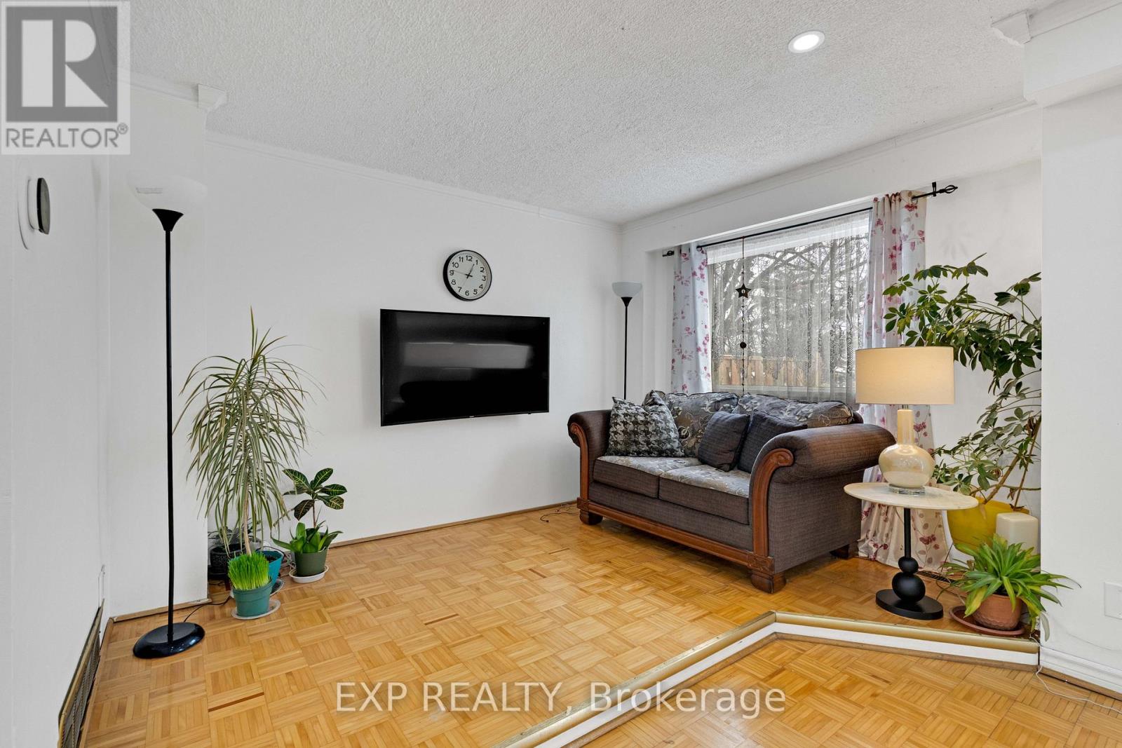 Row / Townhouse for Sale in 4 - 1180 MISSISSAUGA VALLEY BOULEVARD|Mississauga (Mississauga Valleys), Ontario L5A3M9 5
