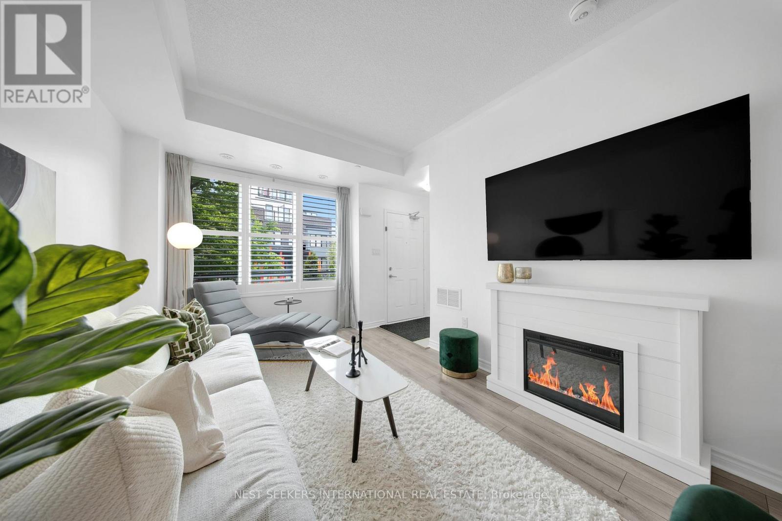 Row / Townhouse for Sale in 2 - 1155 STROUD LANE|Mississauga (Clarkson), Ontario L5J0B3 2