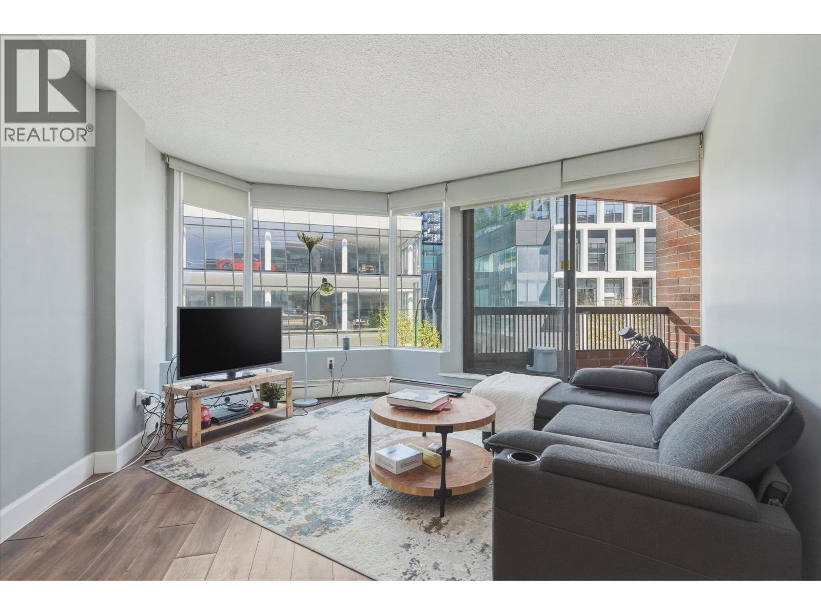 407 950 DRAKE STREET|Vancouver, British Columbia V6Z2B9