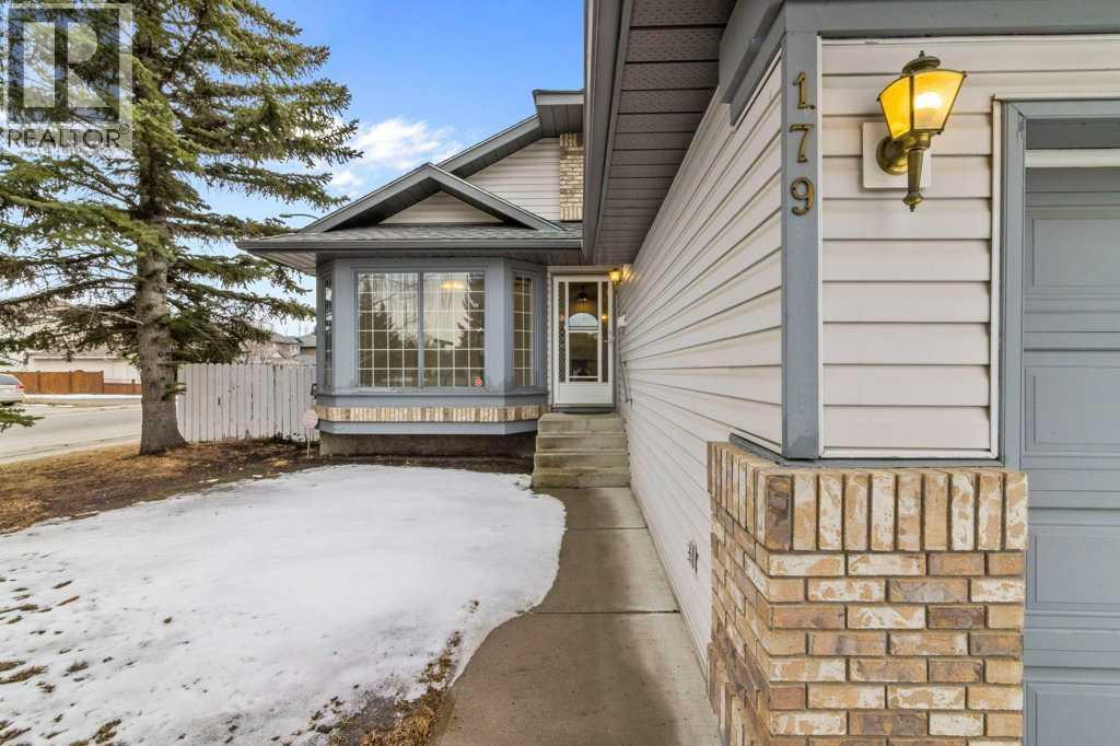 House for Sale in 179 Sunlake Way SE|Calgary, Alberta T2X3H4 2