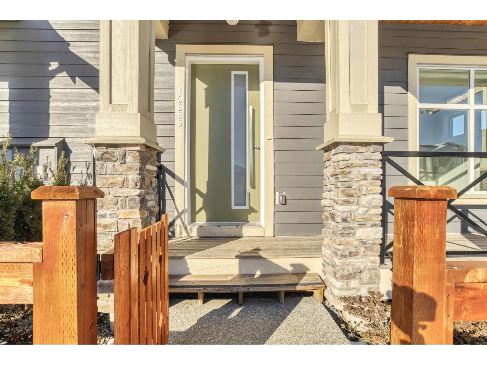 For sale: 19685 74 AVENUE, Langley, British Columbia V2Y3G6