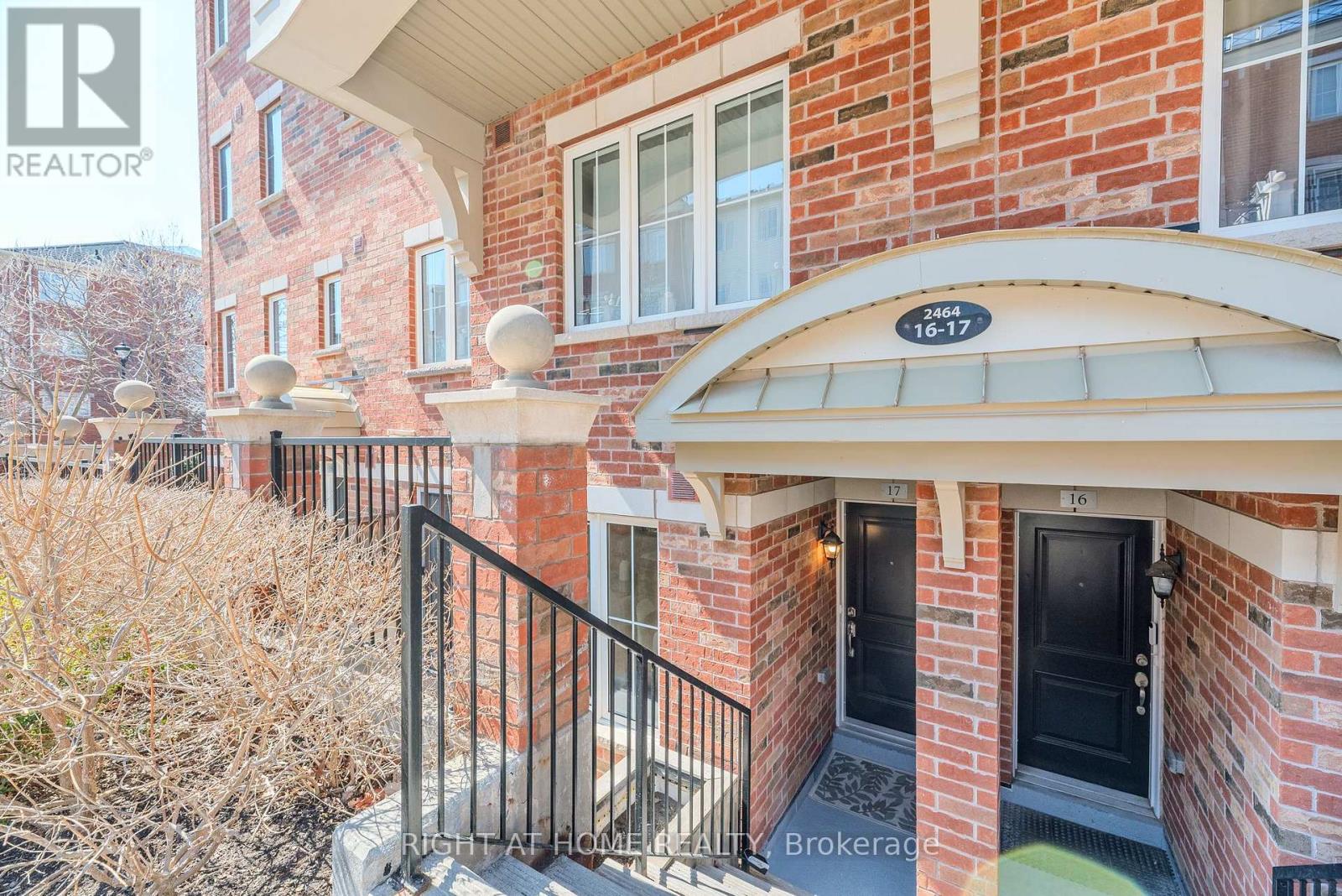 Row / Townhouse for Sale in 17 - 2464 POST ROAD|Oakville (RO River Oaks), Ontario L6H0J2 2