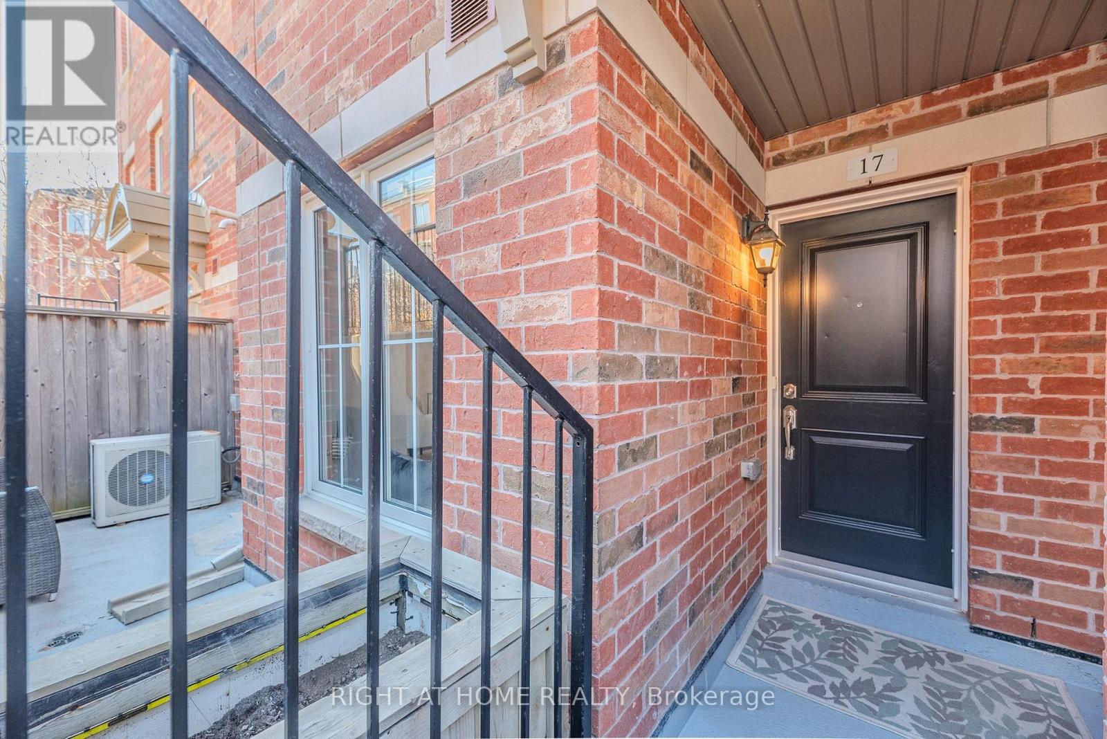 Row / Townhouse for Sale in 17 - 2464 POST ROAD|Oakville (RO River Oaks), Ontario L6H0J2 3