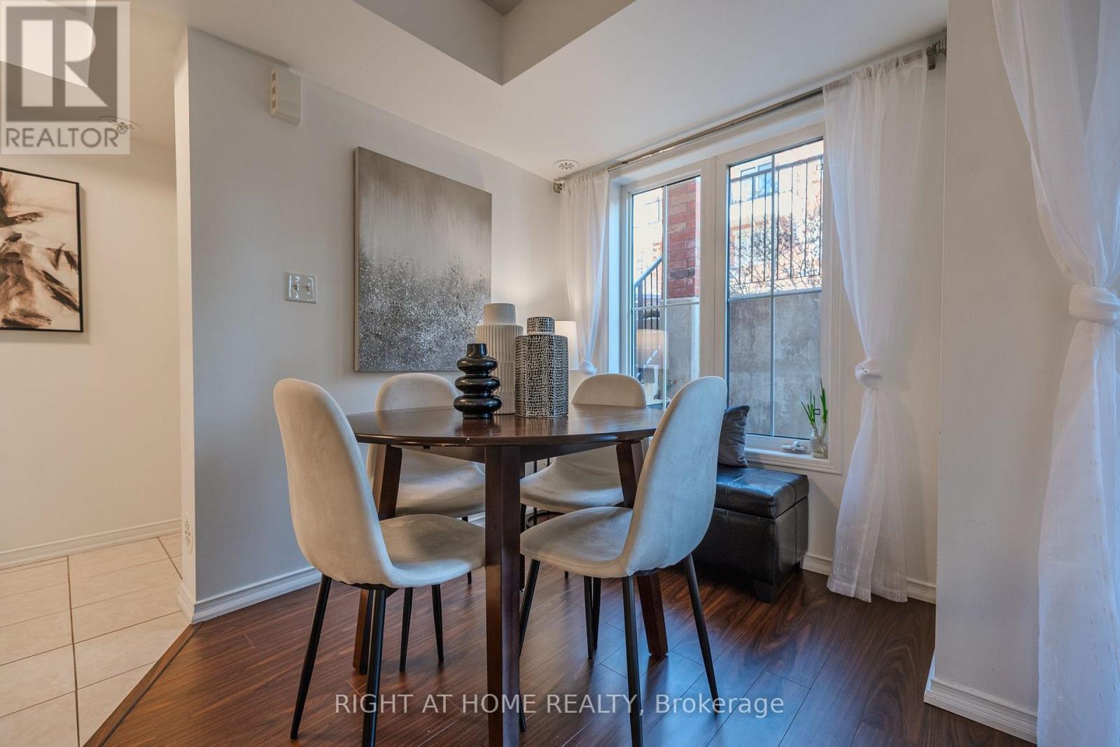 Row / Townhouse for Sale in 17 - 2464 POST ROAD|Oakville (RO River Oaks), Ontario L6H0J2 5