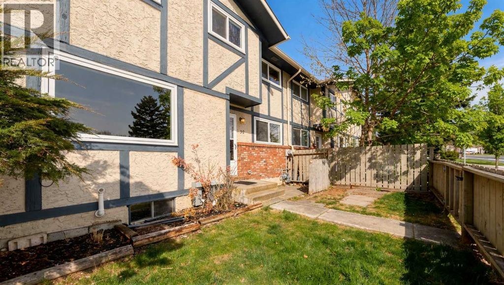 Row / Townhouse for Sale in 92, 203 Lynnview Road SE|Calgary, Alberta T2C2C6 2