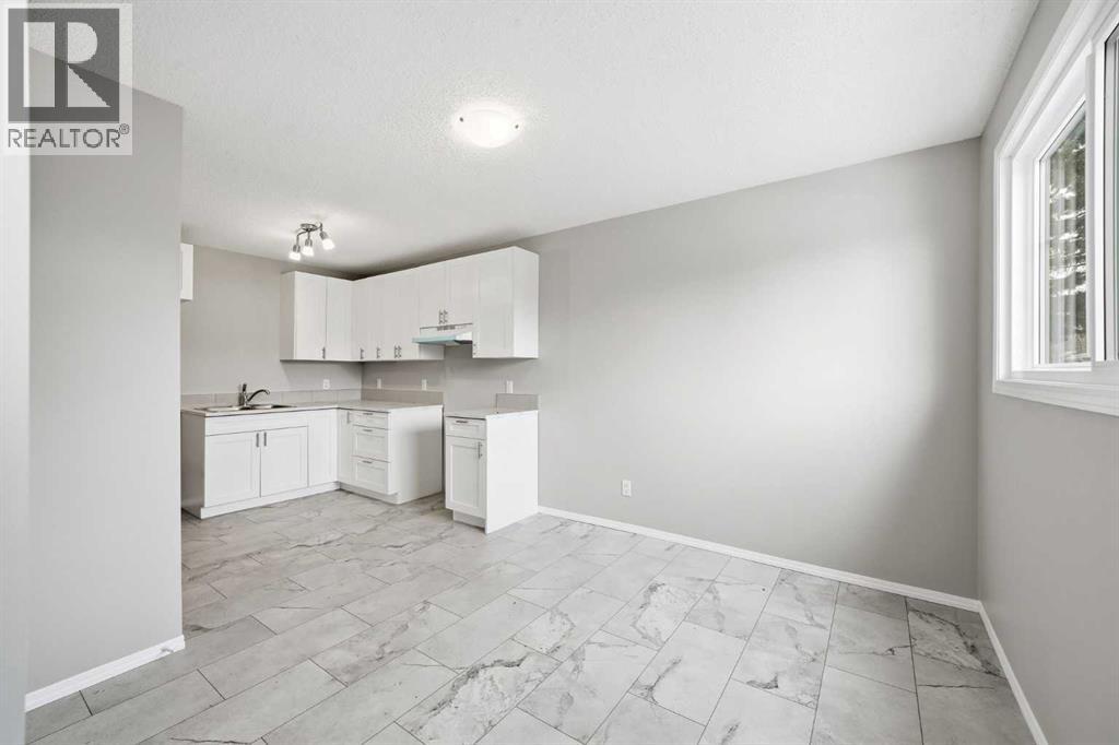 Row / Townhouse for Sale in 92, 203 Lynnview Road SE|Calgary, Alberta T2C2C6 4