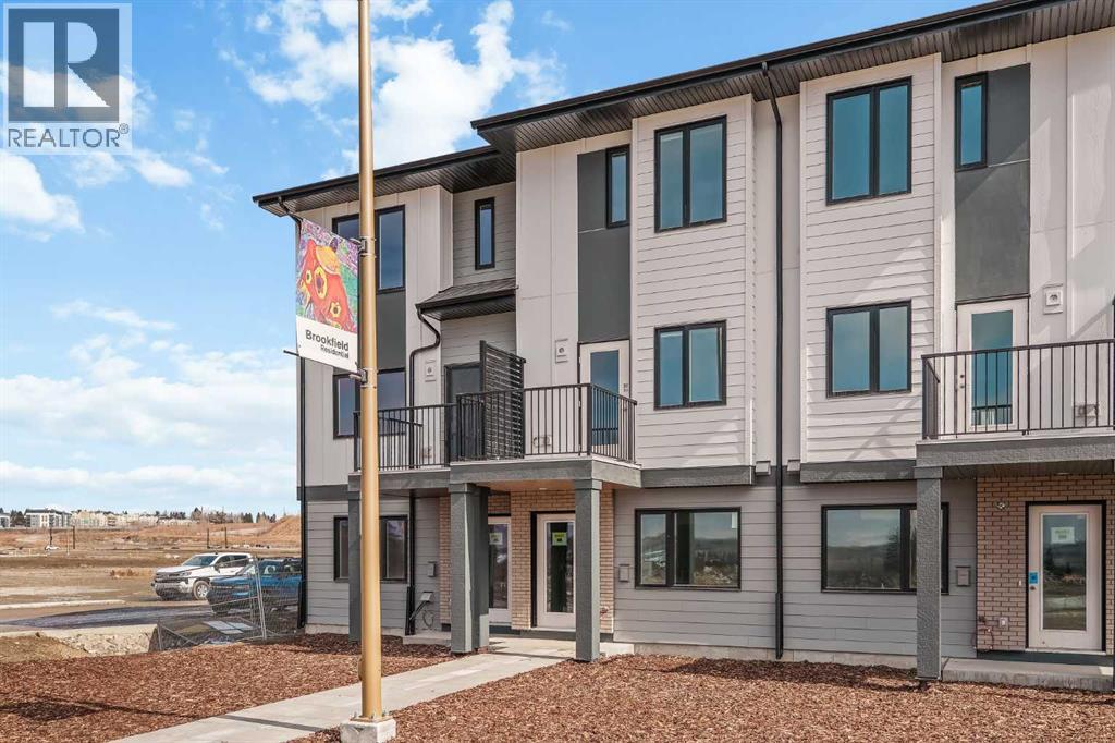 Row / Townhouse for Sale in 26 Rowmont Heath NW|Calgary, Alberta T3L0M2 3