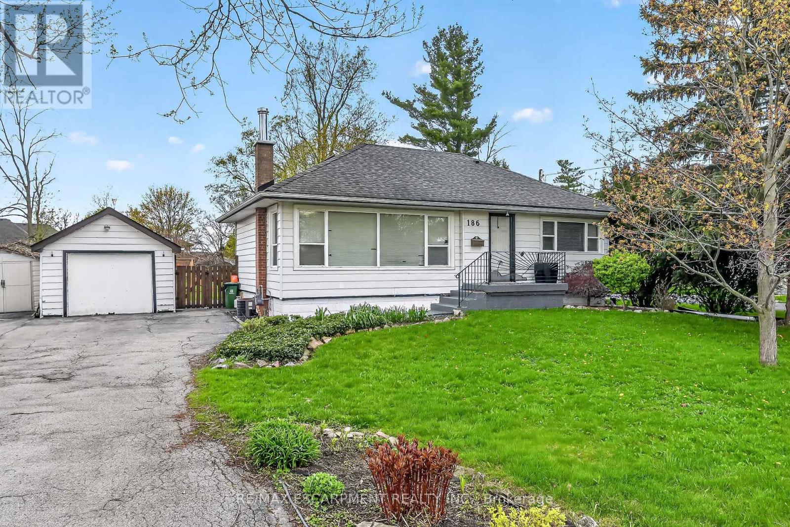 186 SENECA AVENUE, Hamilton, Ontario L9B1M2