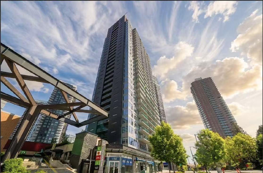 Vrahmsになります For sale: 1905 13655 FRASER HIGHWAY, Surrey, British Columbia