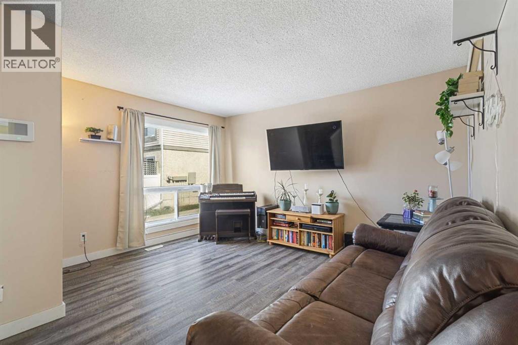 Row / Townhouse for Sale in 104 Deer Ridge Lane SE|Calgary, Alberta T2J6N4 4