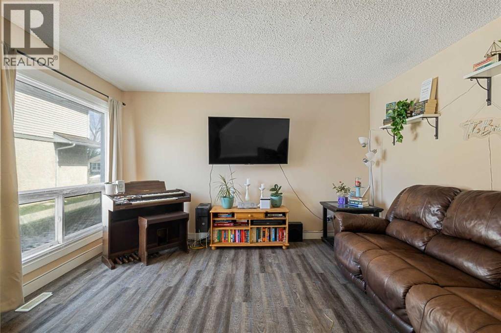 Row / Townhouse for Sale in 104 Deer Ridge Lane SE|Calgary, Alberta T2J6N4 5