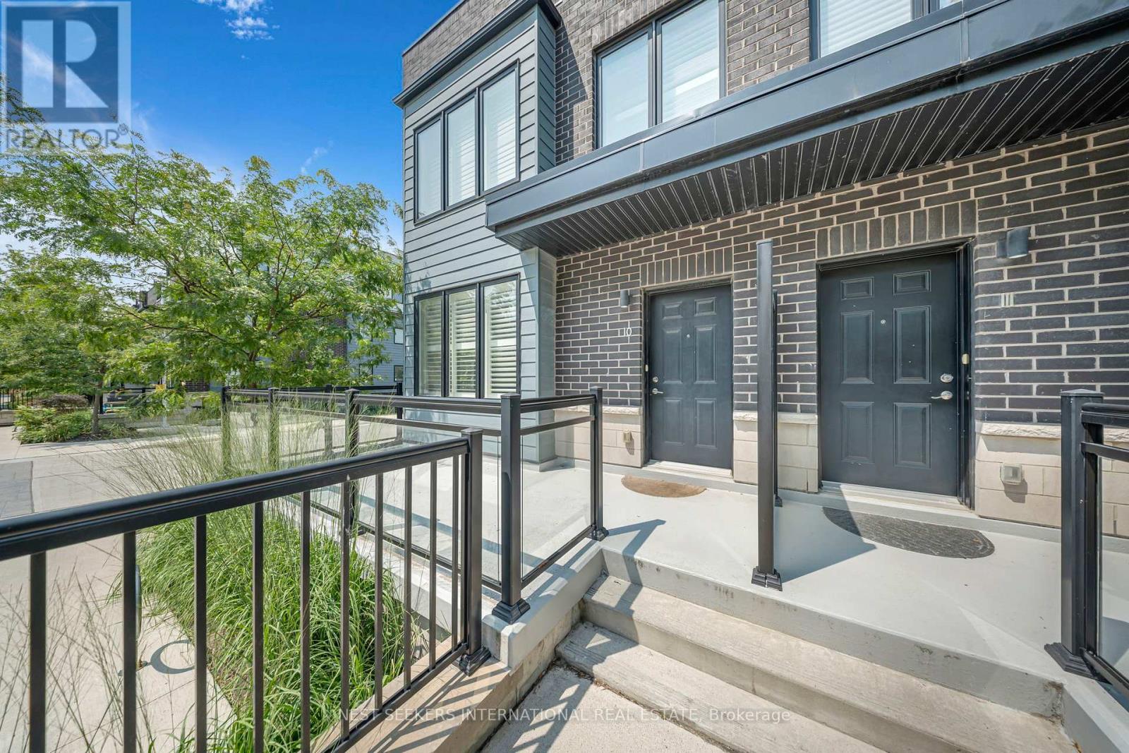 Row / Townhouse for Sale in 10 - 2212 BROMSGROVE ROAD|Mississauga (Clarkson), Ontario L5J1L4