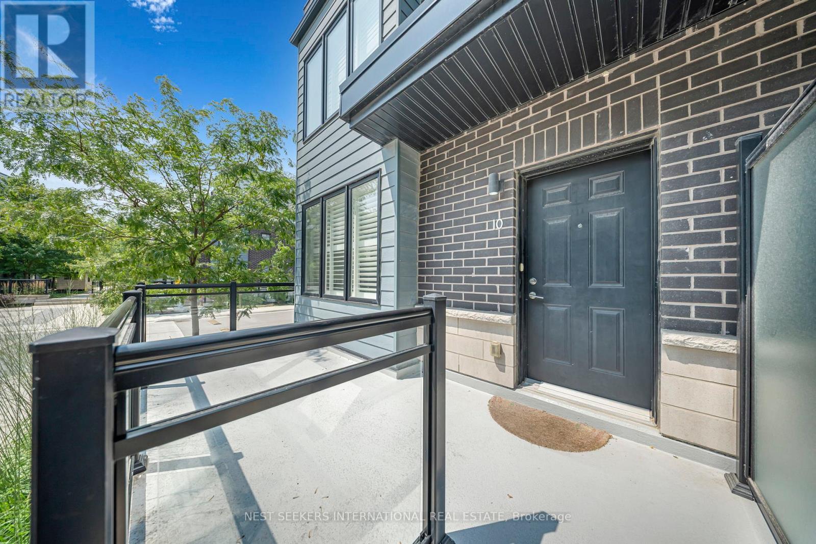 Row / Townhouse for Sale in 10 - 2212 BROMSGROVE ROAD|Mississauga (Clarkson), Ontario L5J1L4 3