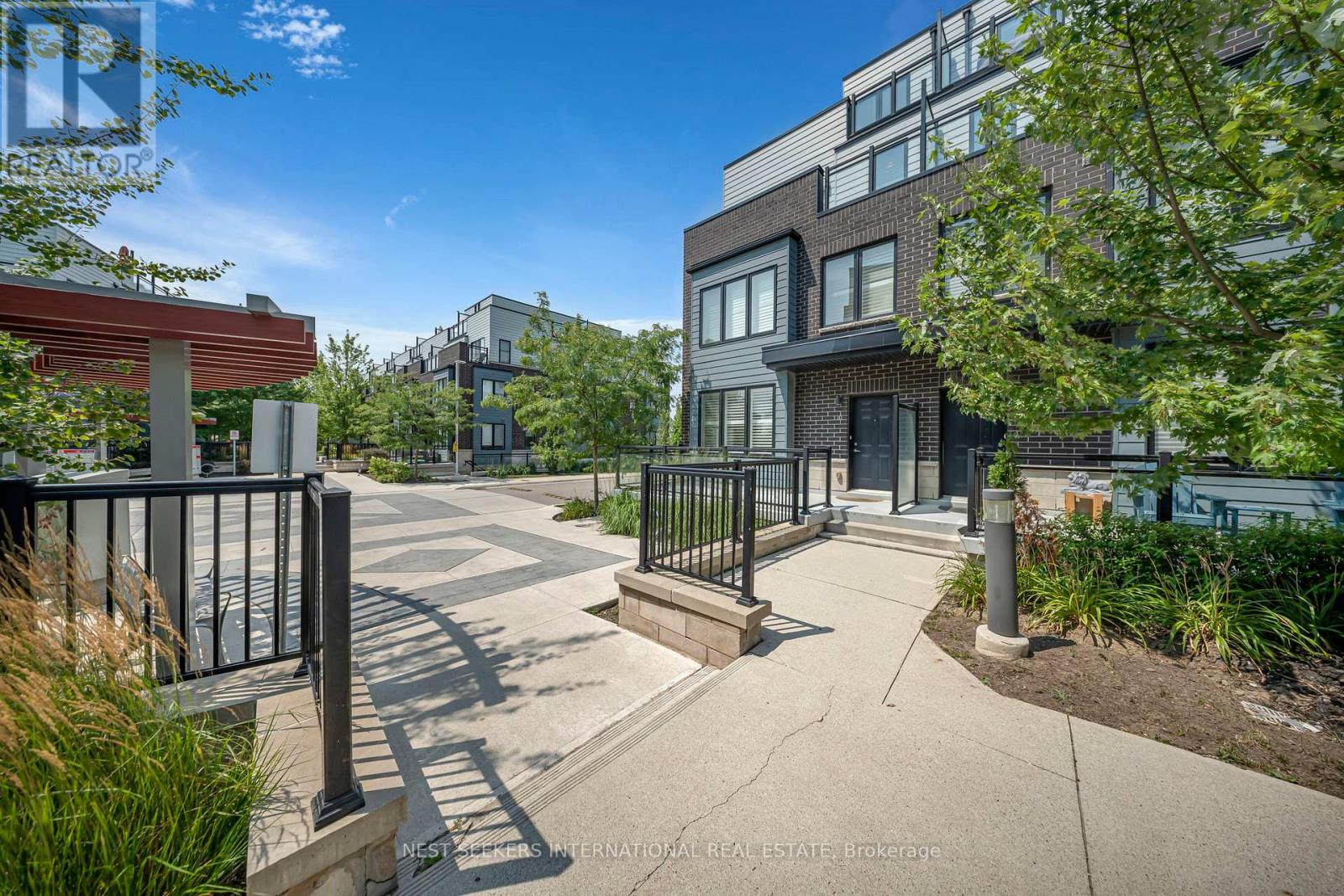 Row / Townhouse for Sale in 10 - 2212 BROMSGROVE ROAD|Mississauga (Clarkson), Ontario L5J1L4 5