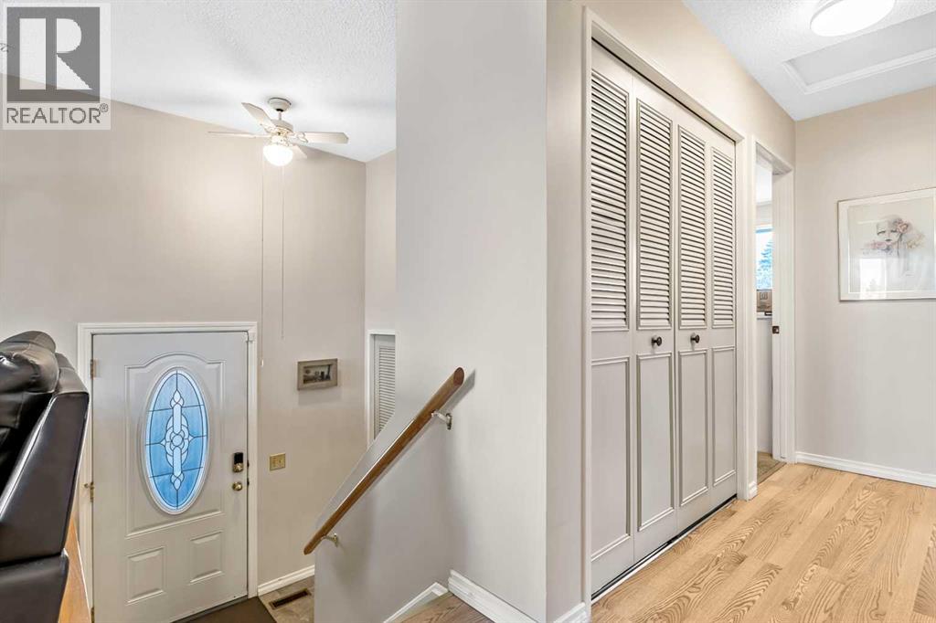 Duplex for Sale in 323 Woodvale Crescent SW|Calgary, Alberta T2W3L3 2
