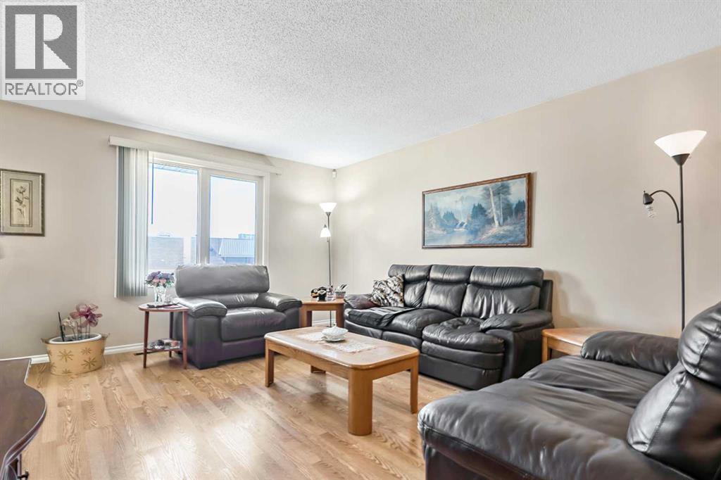 Duplex for Sale in 323 Woodvale Crescent SW|Calgary, Alberta T2W3L3 3