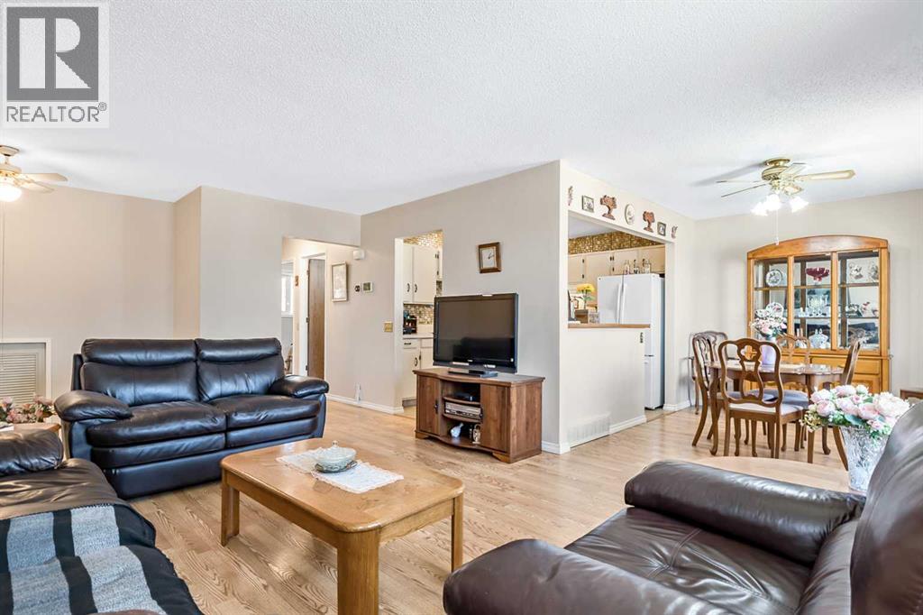Duplex for Sale in 323 Woodvale Crescent SW|Calgary, Alberta T2W3L3 5