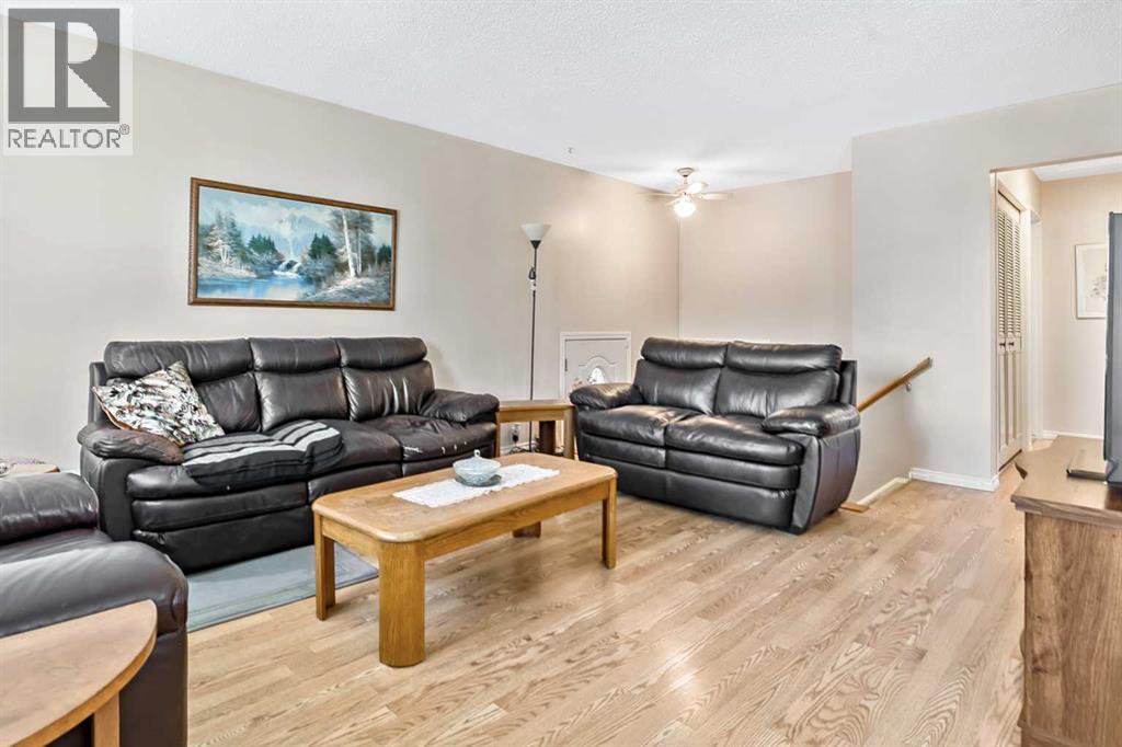 Duplex for Sale in 323 Woodvale Crescent SW|Calgary, Alberta T2W3L3 4