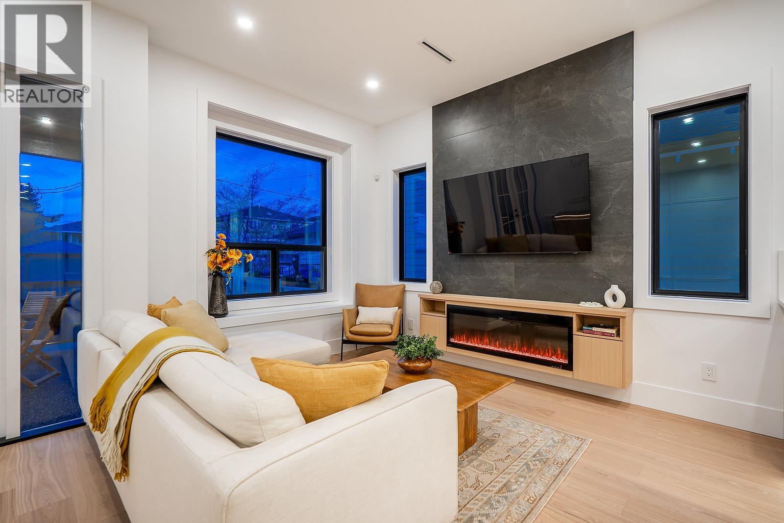 2 4557 PARKER STREET|Burnaby, British Columbia V5C3E1