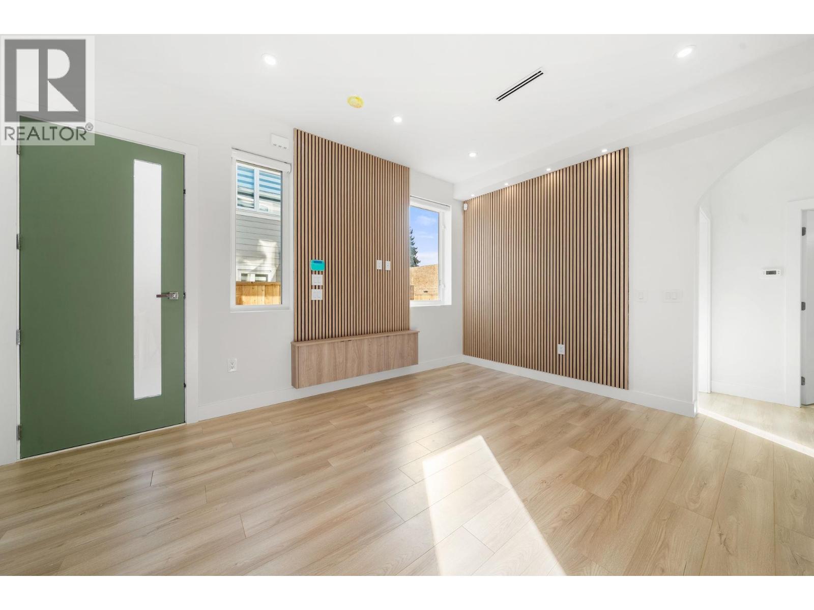 1 3583 HAIDA STREET|Vancouver, British Columbia V5M3Y9