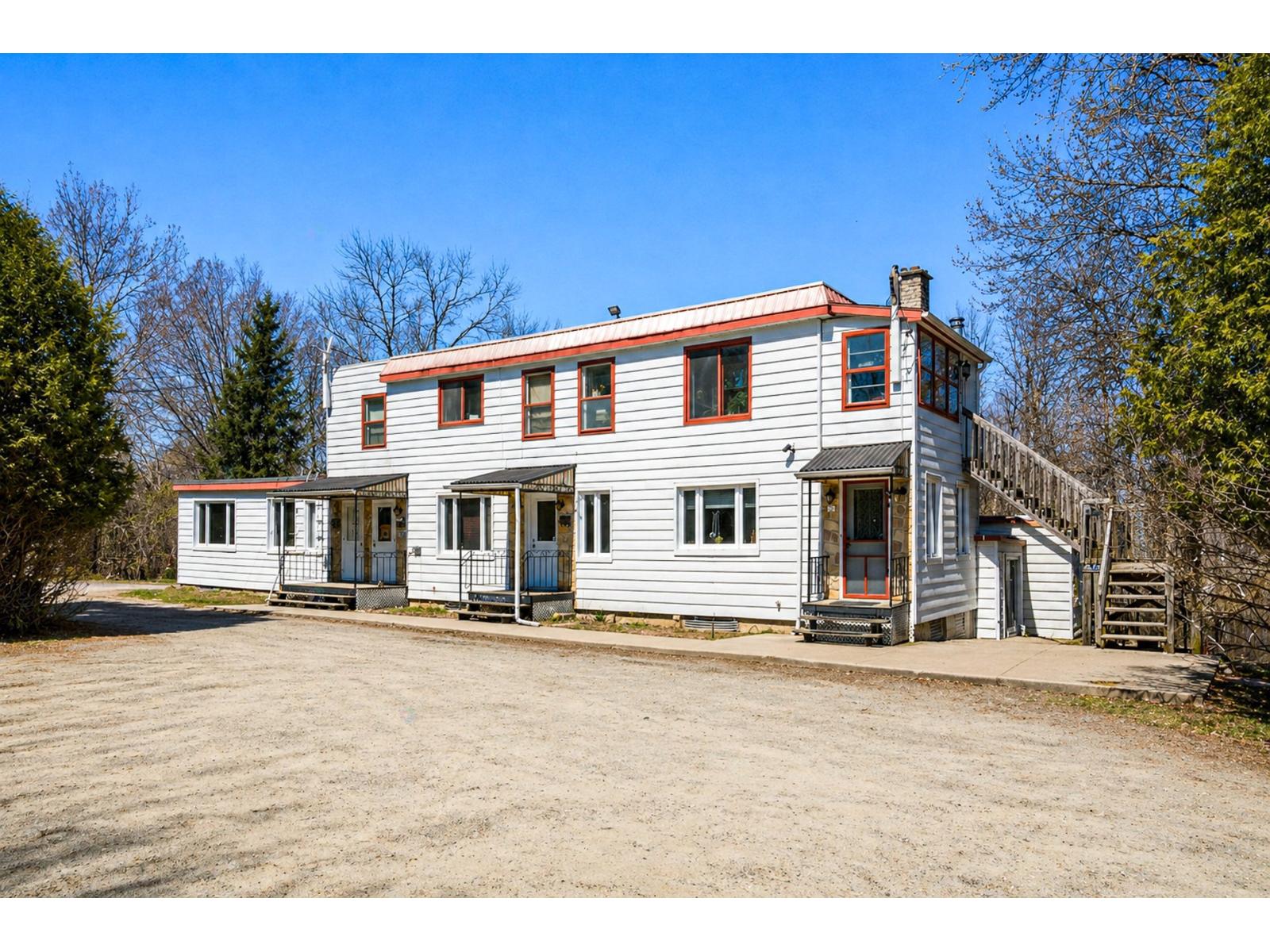 41-41C Rue Clyde, Lachute, Quebec J8H2K6