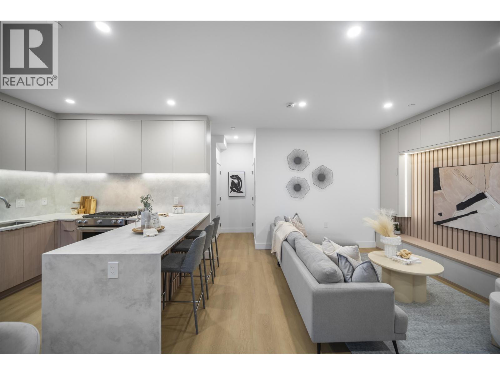 1 3623 TRIUMPH STREET|Vancouver, British Columbia V5K1V4