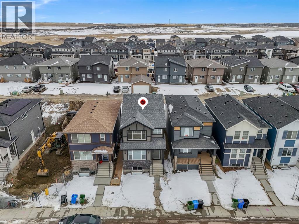 House for Sale in 106 Corner Glen Grove NE|Calgary, Alberta T3N2S3 2
