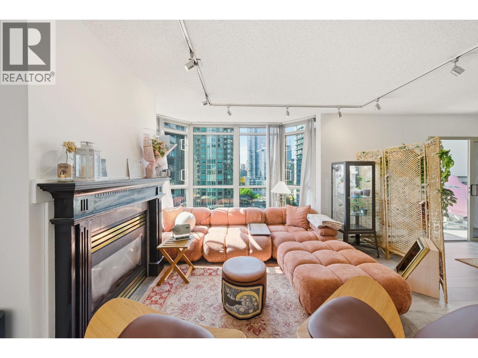 1705 867 HAMILTON STREET|Vancouver, British Columbia V6B6B7