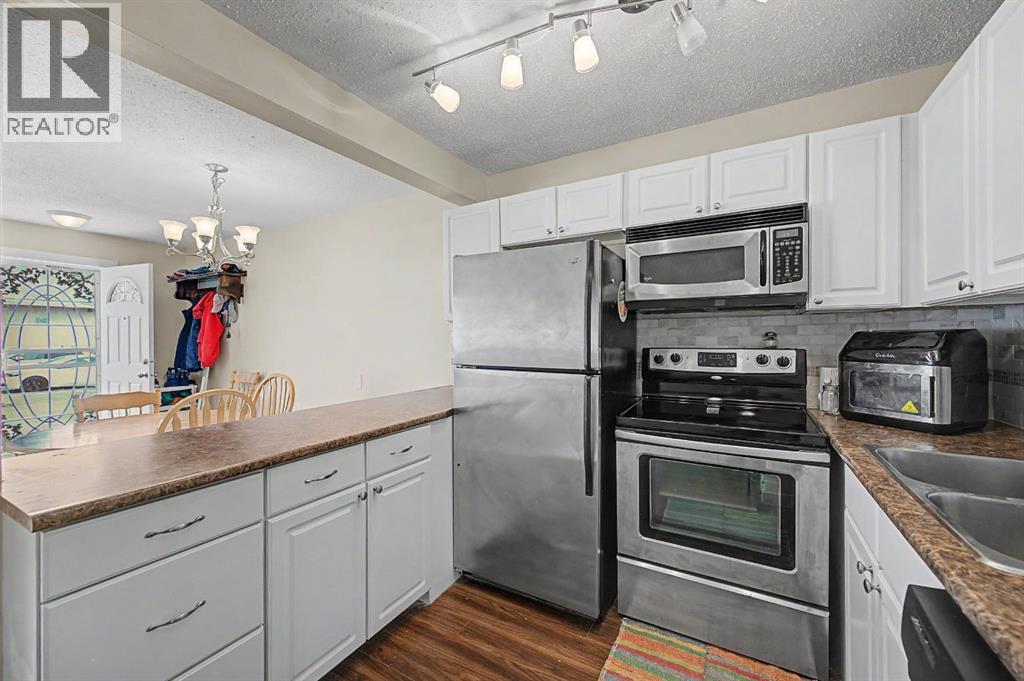 Row / Townhouse for Sale in 814, 200 Brookpark Drive SW|Calgary, Alberta T2W3E5 3