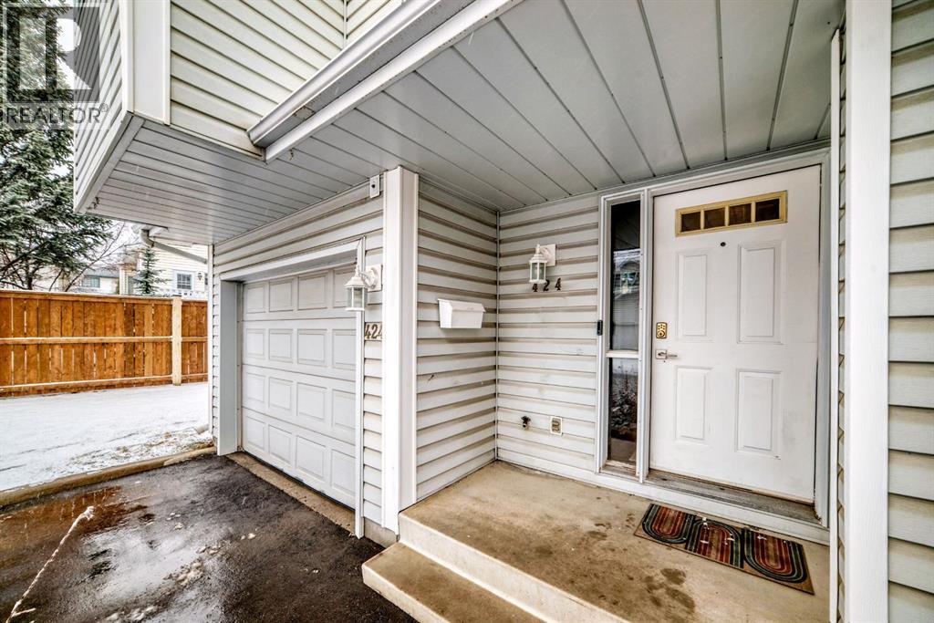 Row / Townhouse for Sale in 424 Hawkstone Manor NW|Calgary, Alberta T3G3X2 2