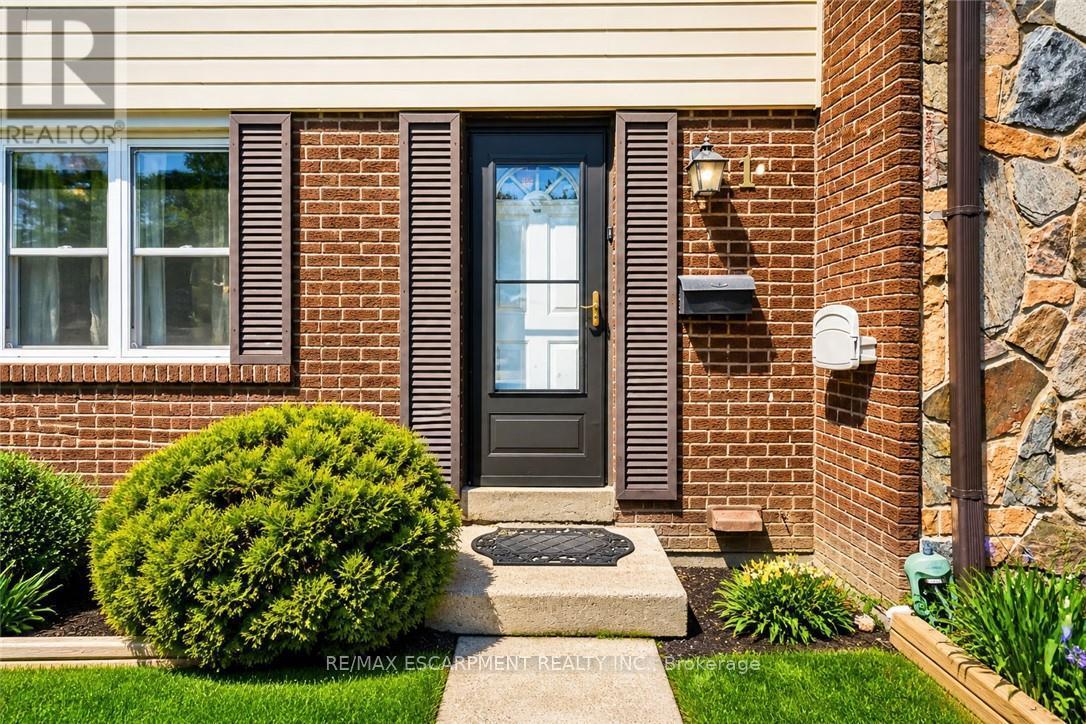 Row / Townhouse for Sale in 11 - 2825 GANANOQUE DRIVE|Mississauga (Meadowvale), Ontario L5N1V6 2