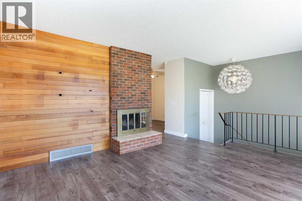 Duplex for Sale in 1144 Berkley Drive NW|Calgary, Alberta T3K1E4 4