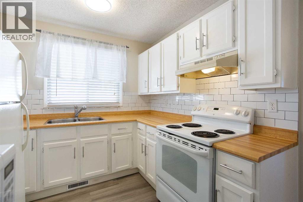 Duplex for Sale in 1144 Berkley Drive NW|Calgary, Alberta T3K1E4 5