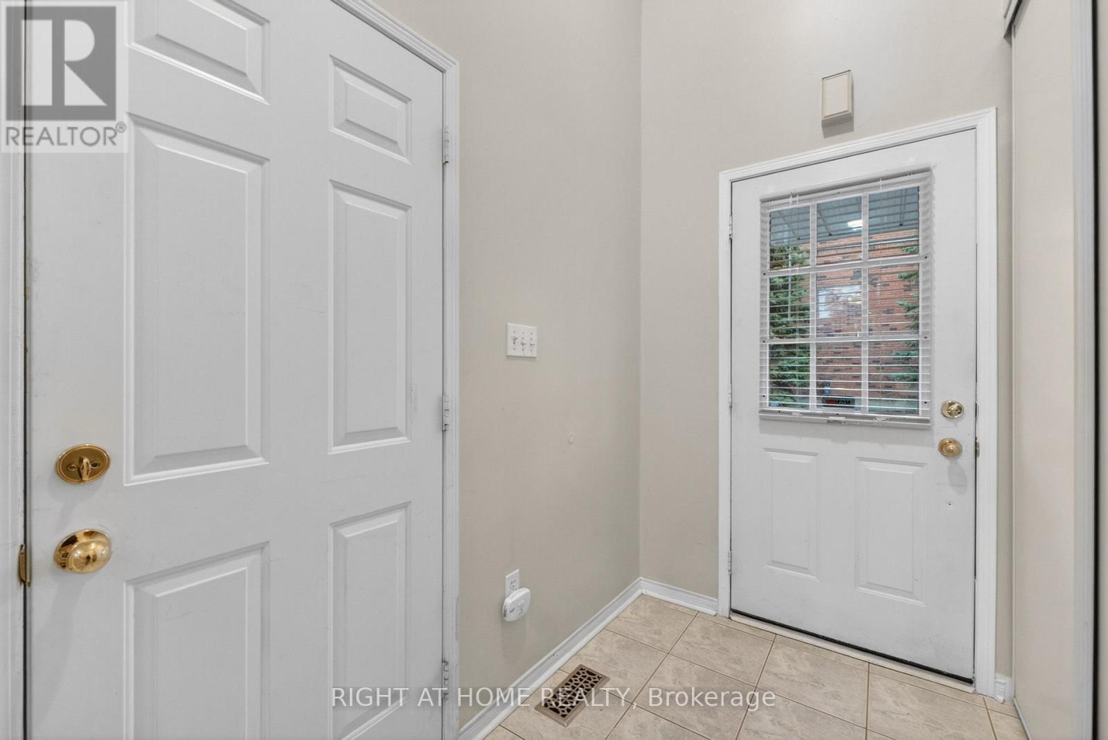 Row / Townhouse for Sale in 24 - 1480 BRITANNIA ROAD W|Mississauga (East Credit), Ontario L5V2K4 4