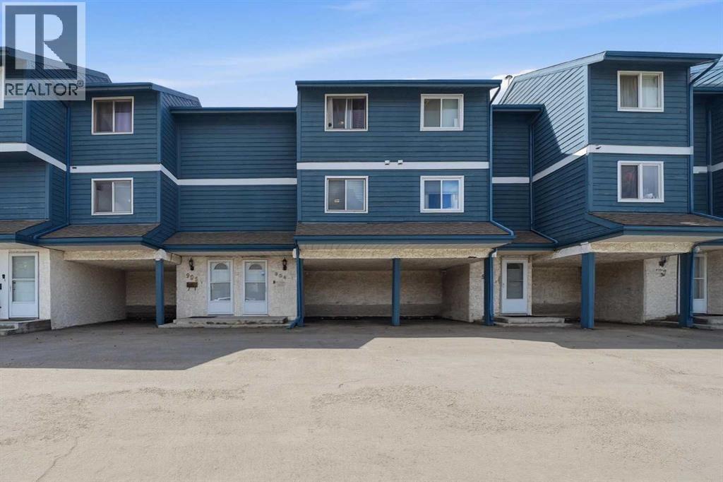 Row / Townhouse for Sale in 904, 919 38 Street NE|Calgary, Alberta T2A6E1