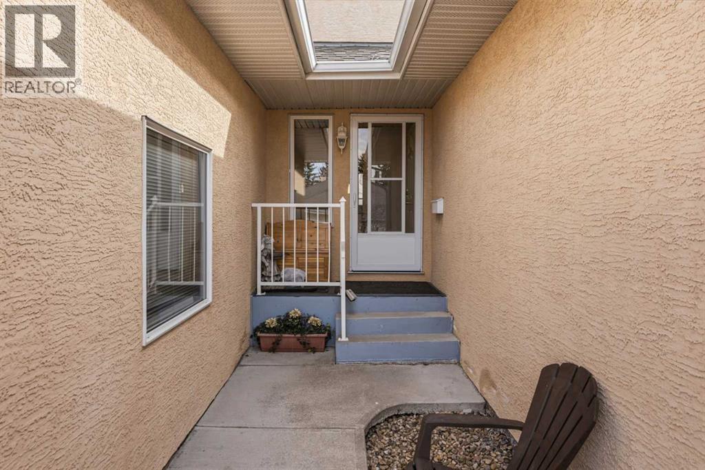 Row / Townhouse for Sale in 55 Cedarview Mews SW|Calgary, Alberta T2W6H8 3