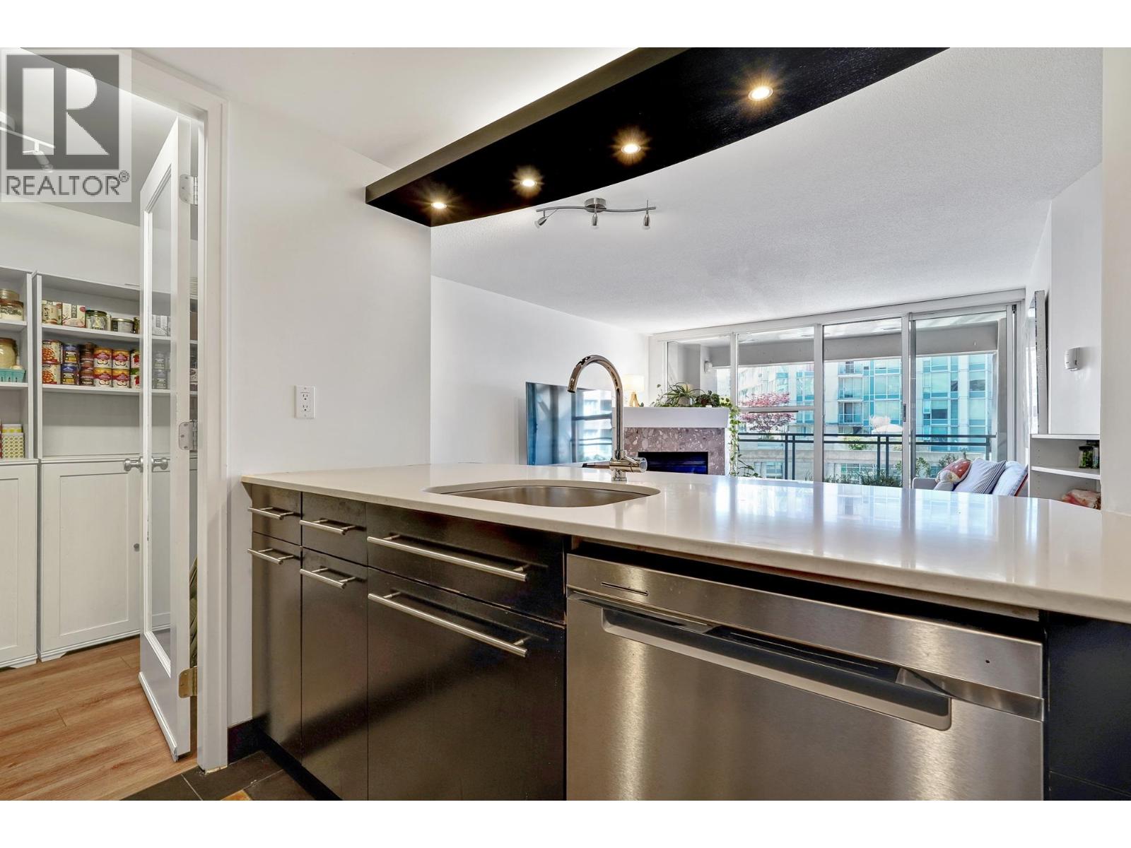 306 183 KEEFER PLACE|Vancouver, British Columbia V6B6B9