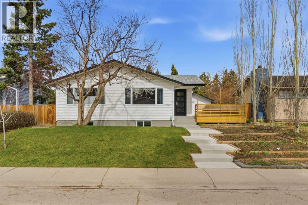 House for Sale in 5923 Londonderry Crescent SW|Calgary, Alberta T3E5X7