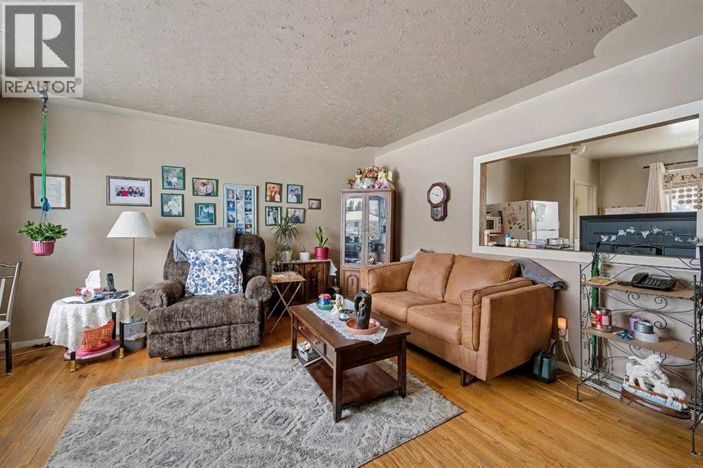 House for Sale in 2428 46 Street SE|Calgary, Alberta T2B1K9 3