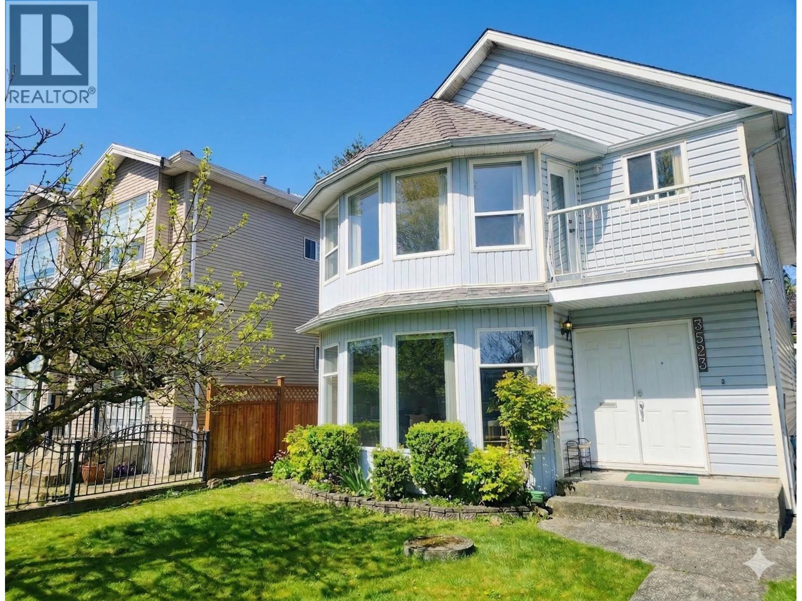 3523 NAPIER STREET|Vancouver, British Columbia V5K2X8