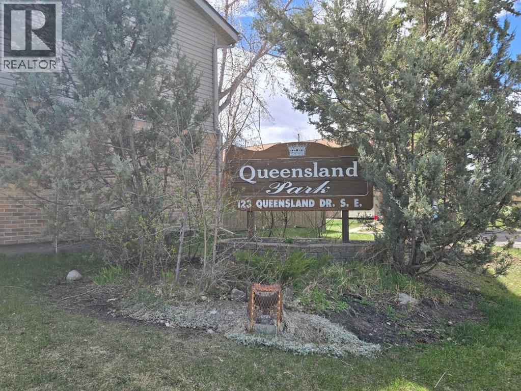 Row / Townhouse for Sale in 98, 123 Queensland Drive SE|Calgary, Alberta T2J5J4