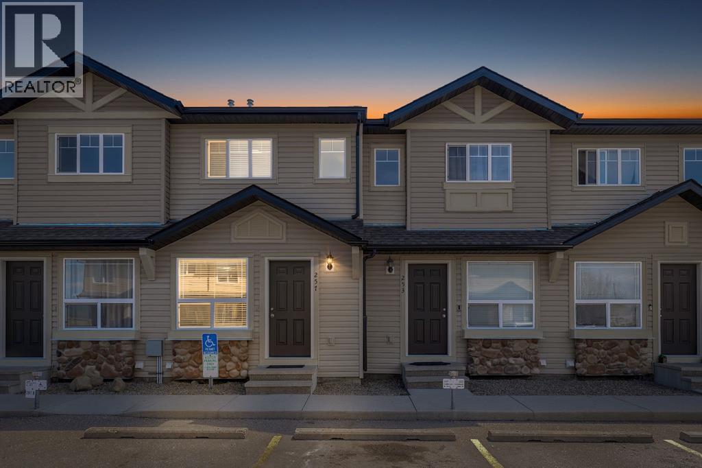 Row / Townhouse for Sale in 257 Saddlebrook Point NE|Calgary, Alberta T3J0G4 2
