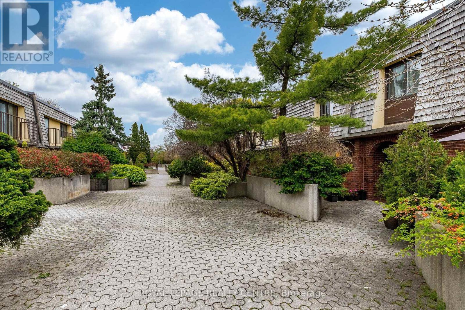 Row / Townhouse for Sale in 139 - 1250 MISSISSAUGA VALLEY BOULEVARD|Mississauga (Mississauga Valleys), Ontario L5A3R6 2