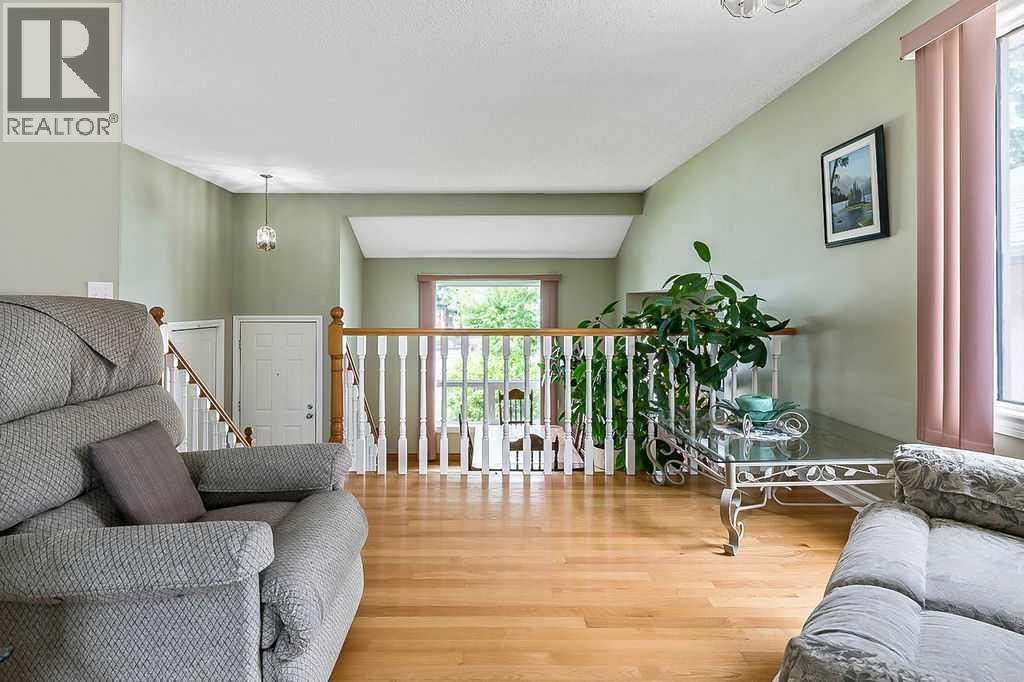 House for Sale in 141 Shawfield Way SW|Calgary, Alberta T2Y2Y2 5