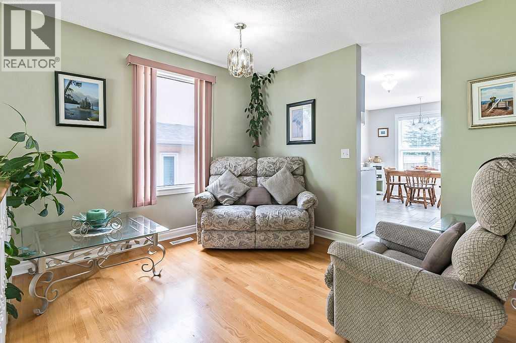 House for Sale in 141 Shawfield Way SW|Calgary, Alberta T2Y2Y2 4